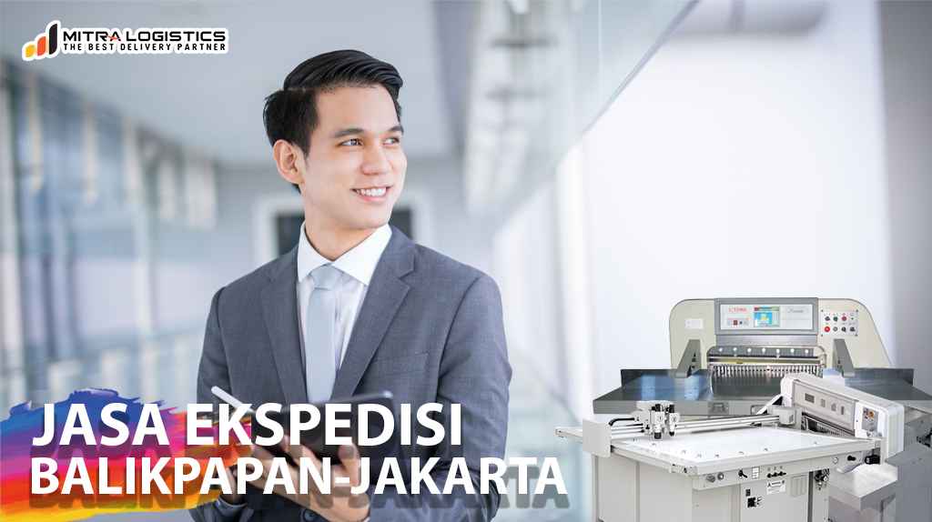 Pria dalam jas dengan tulisan Jasa Ekspedisi Balikpapan-Jakarta