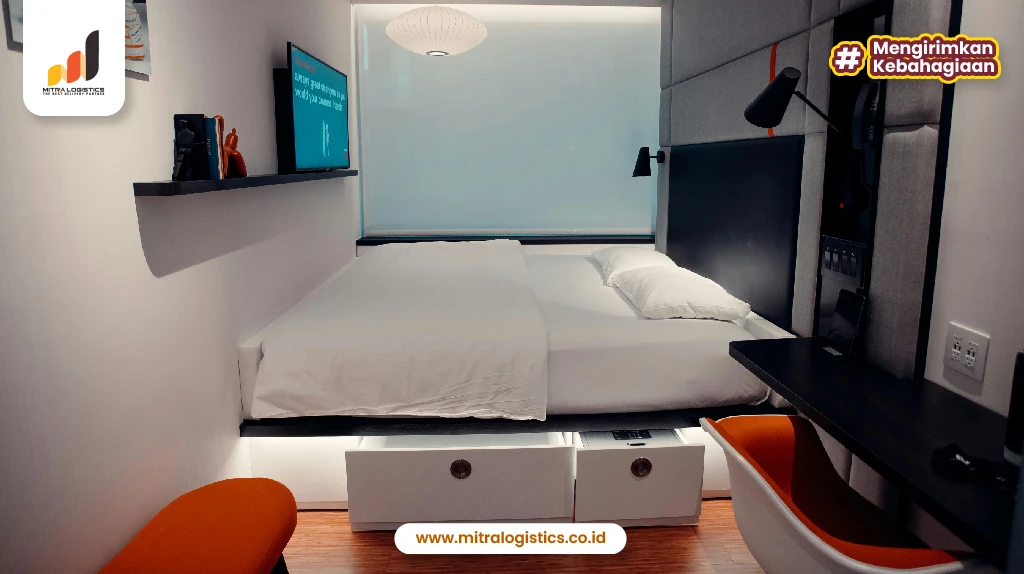 tempat tidur dengan rak penyimpanan di bawahnya