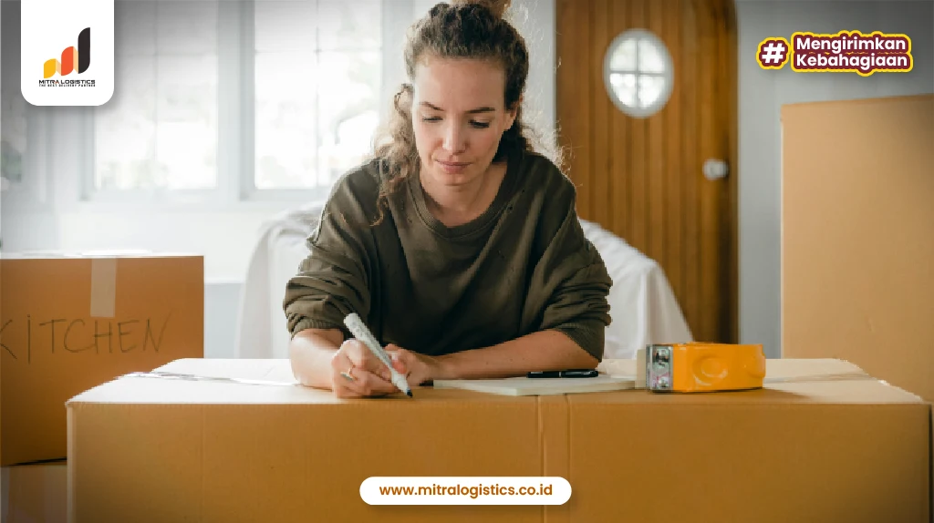 menulis label pada kotak penyimpanan barang