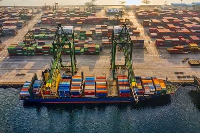 manfaat kontainer dalam industri logistik (1)