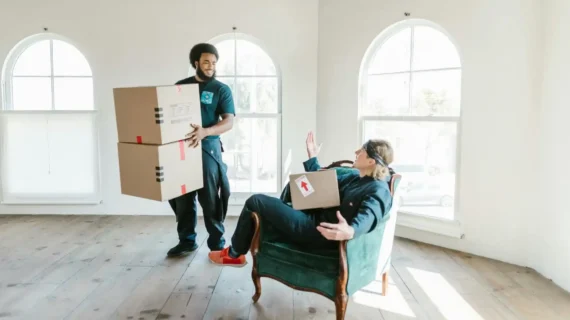 5 Cara Packing Banyak Kursi Kantor secara Sekaligus!