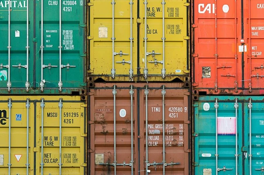 Opsi layanan door-to-port tersedia untuk pengiriman domestik maupun internasional.