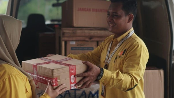 Layanan door to door banyak dipilih oleh perusahaan maupun perorangan karena paling praktis. Barang akan dijemput langsung oleh tim kami dari alamat pengirim dan diantar hingga ke alamat tujuan, sehingga Anda tidak perlu repot mengurus proses pengiriman.