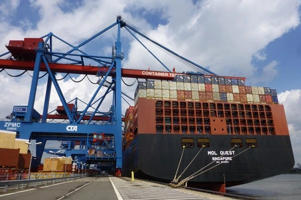 Layanan door to port meliputi pengiriman dari alamat pengirim menuju pelabuhan atau bandara tujuan. Setelah barang tiba di port, proses pengambilan dilakukan langsung oleh penerima. Opsi layanan ini tersedia untuk pengiriman domestik maupun internasional.