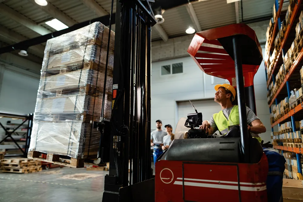 ilustrasi peran reach truck dalam optimalisasi operasional gudang