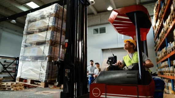 4 Peran Utama Forklift Reach dalam Efisiensi Gudang