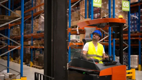 Memahami Peran Reach Truck dalam Optimalisasi Operasional Gudang