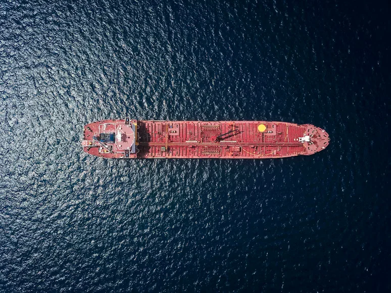 ilustrasi dampak penutupan selat hormuz pada proses pengiriman barang berat (2)