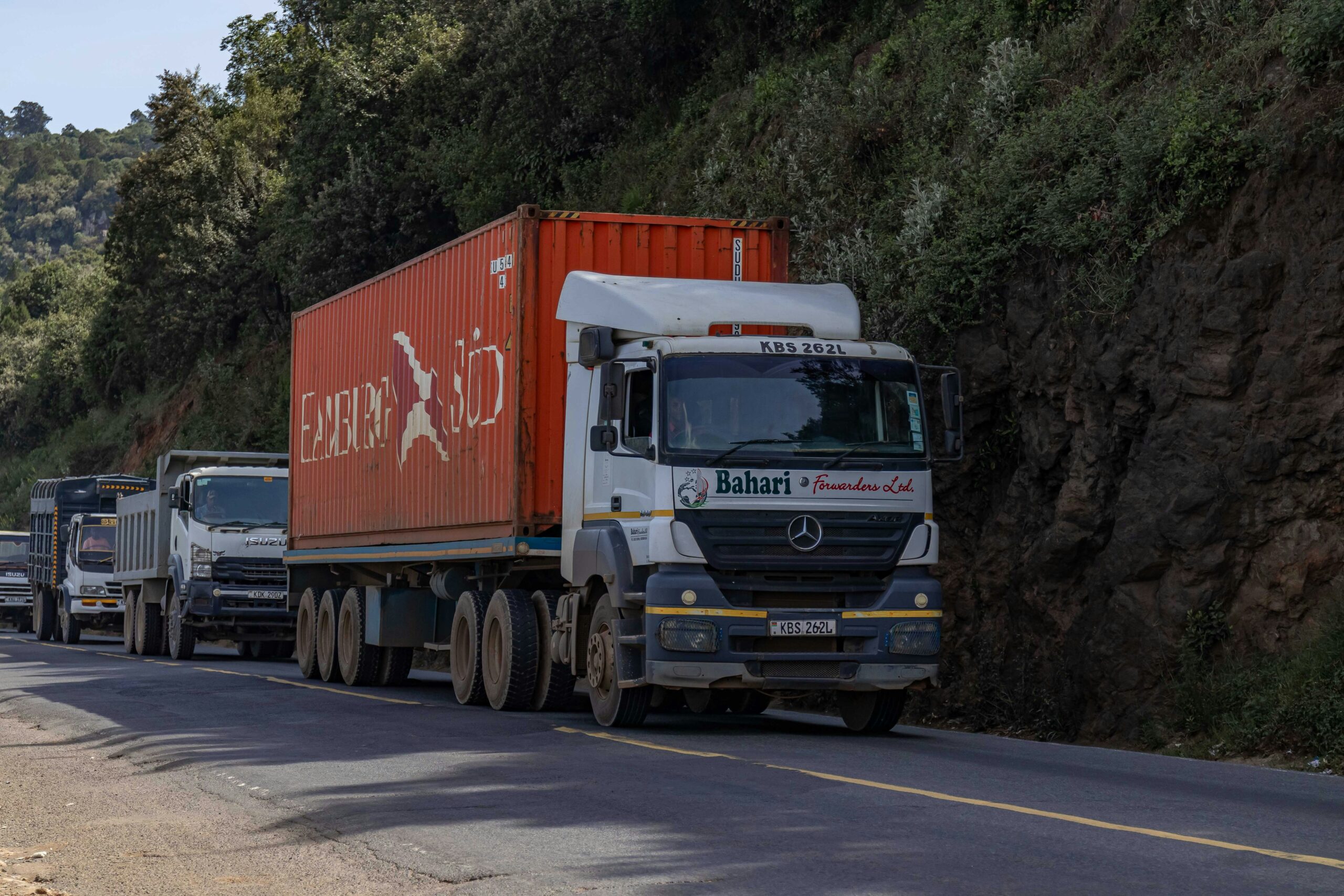 kargo ekspedisi truk putih