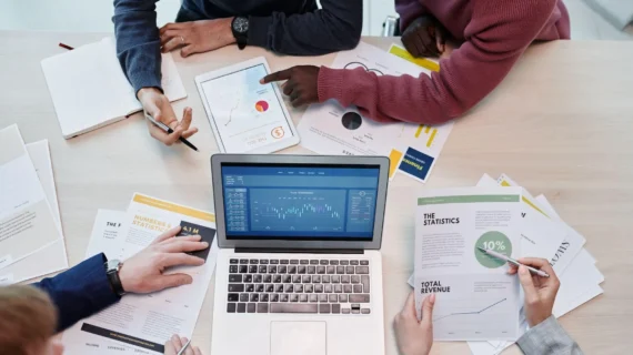 Benchmark Biaya Logistik terhadap Revenue: Berapa Persen yang Wajar untuk Bisnis Anda