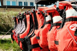 Jasa Kirim APD Perairan dan Life Vest untuk Perusahaan Maritim dan Offshore