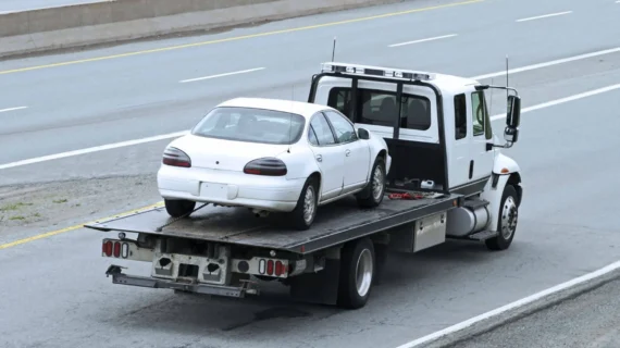 Perbedaan Towing Darurat dan Pengiriman Mobil Terjadwal: Jangan Sampai Tertukar