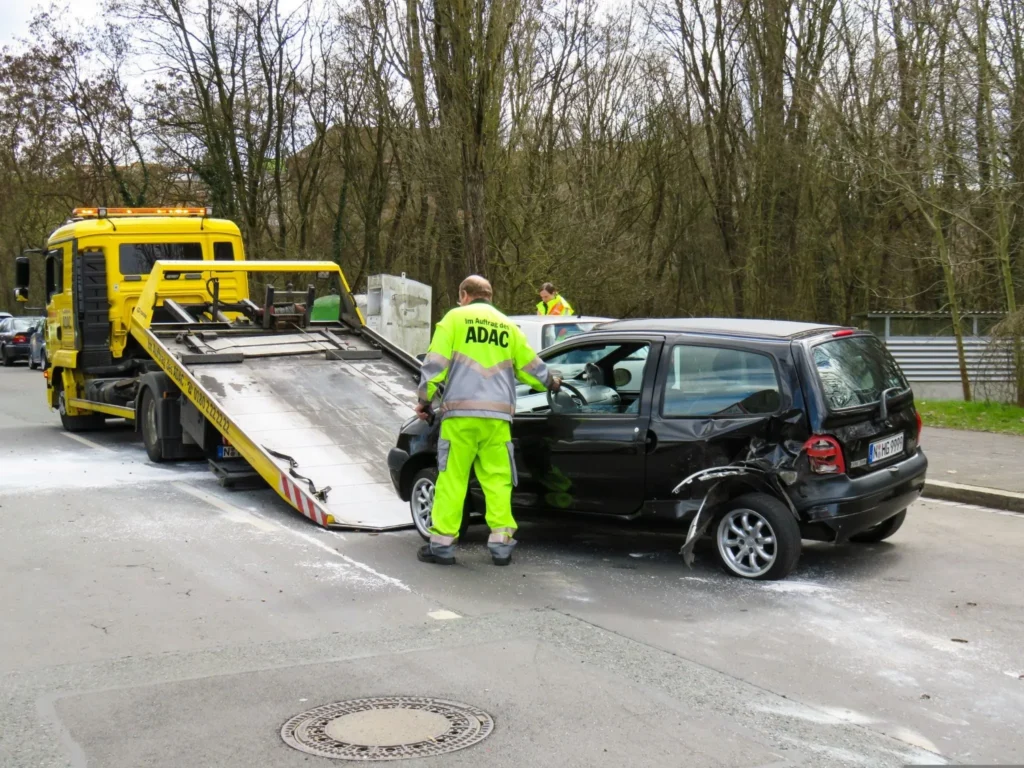 Perbedaan Towing Darurat dan Pengiriman Mobil Terjadwal