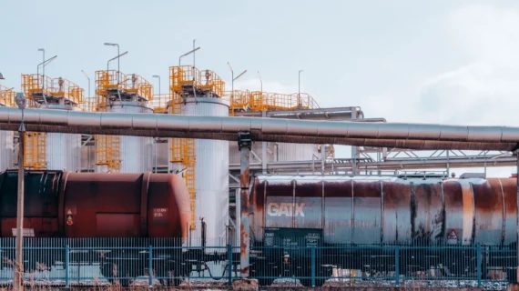 Logistik Industri Petrokimia dan Kimia: Regulasi B3 dan Syarat Sertifikasi Vendor